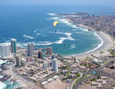 Cavancha Beach - Paragliding toward landing zone of Cavancha Beach, Iquique, Chile - Pilot: Ken Hudonjorgensen, USA - Fly Atacama 2008 organizer