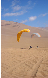 Palo Buque - Kiting paragliders at Palo Buque, Iquique, Atacama Desert, Chile - Pilot: Magdalena Pietrasiuk, Poland - Fly Atacama 2008 participant