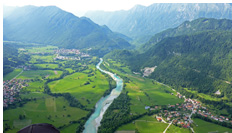 Valle del ro Soca cerca de Kobarid, Alpes Julianos, Eslovenia