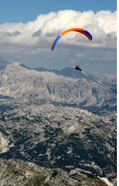 Volando en parapente en los altos Alpes Julianos, Eslovenia