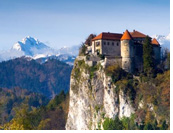 Castillo de Bled, en frente del cerro Triglav - el cerro ms alto en Eslovenia