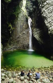 Cascada en el arroyo Kozjak - uno de los tributarios del ro Soca color esmeralda cerca de Kobarid.