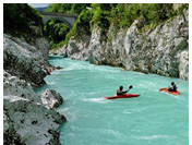 Kayak del rio en el ro Soca