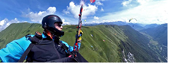 En la base de las nubes a lo largo de Krn :: Jarek Wieczorek en base de las nubes volando el poderoso Krn, Soca Valley, Alpes Julianos, Eslovenia